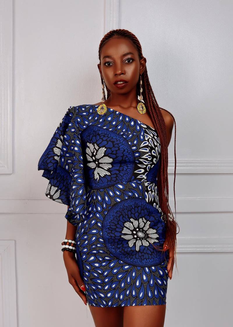 Atemberaubendes One-Shoulder-Ankara-Kleid - Blaues Und Weißes Blumenmuster von Afrorock