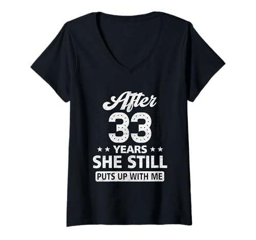 Damen Nach 33 Jahren erträgt sie Immer noch Mein Jubiläum T-Shirt mit V-Ausschnitt von After Years She Still Puts Up With-Me Anniversary