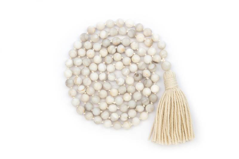 Perlen Kette Mala Achat Matt Halbedelsteine Weiß Grau | Feel Strong von AgArty