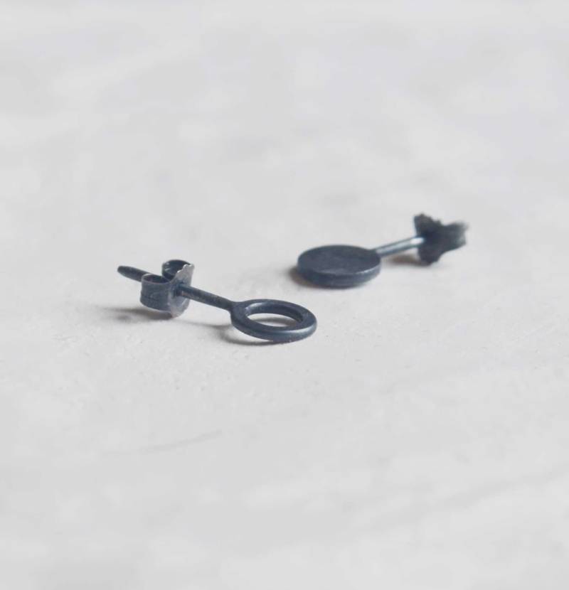 Mismatched Ohrringe, Punkt Ohrstecker Mismatched Ohrringe, Punkt Ohrstecker von AgJc