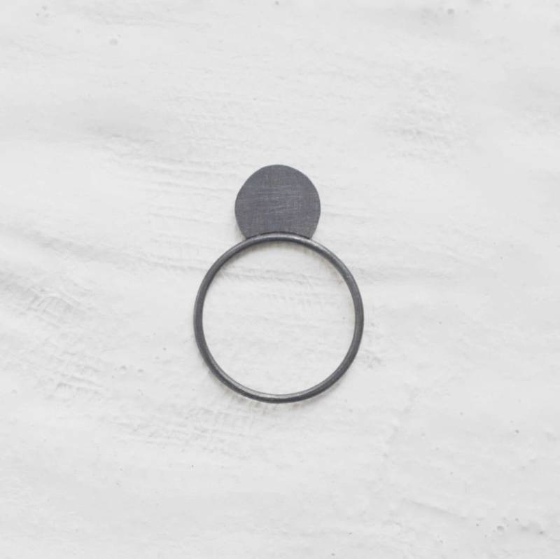 Dot Ring in Geschwärztem Silber von AgJc