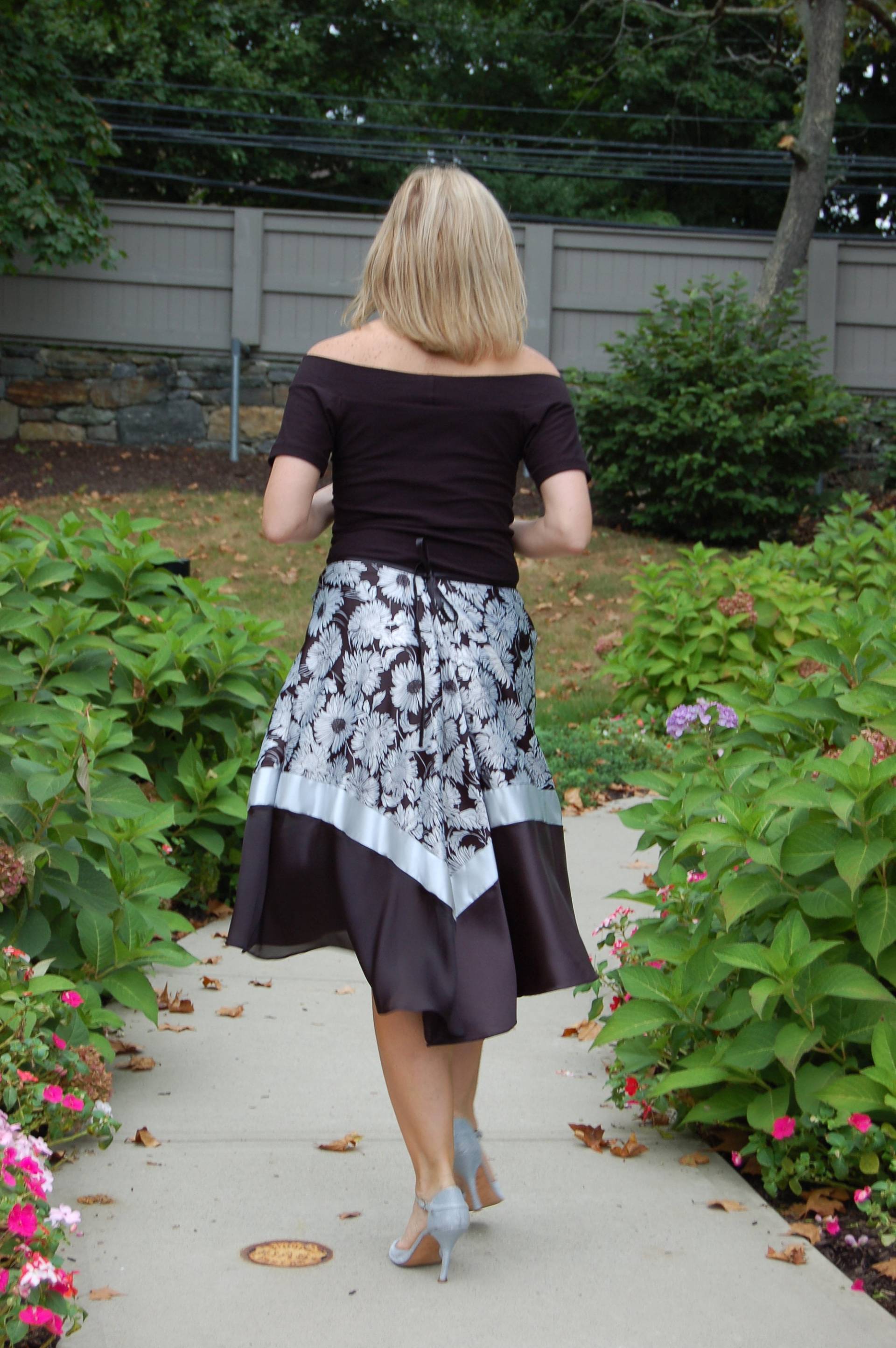 Madame Caroline - Schwarz & Weiß Floraler Satin Rock Für Tango von AgaBeYouTiful