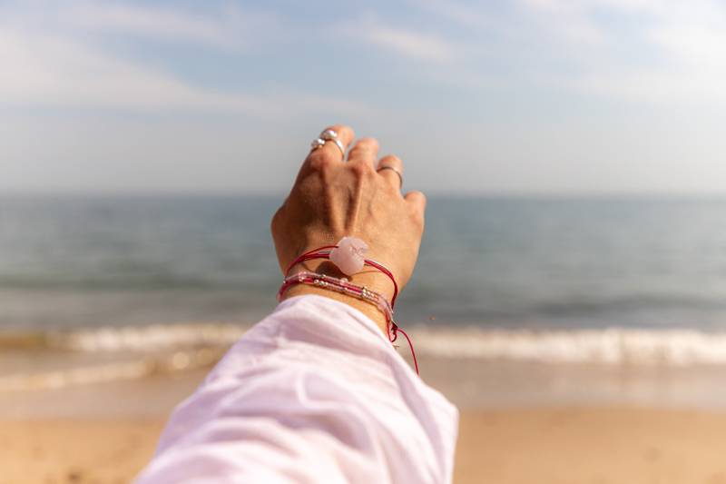 Yoko Armband, Rosenquarz & Sterlingsilber Vibe Schmuck, Verstellbares 2-Längen-Armband-Halsketten-Fußkettchen, Handgefertigtes Feminines Öko-Geschenk von AgaDubikJewellery