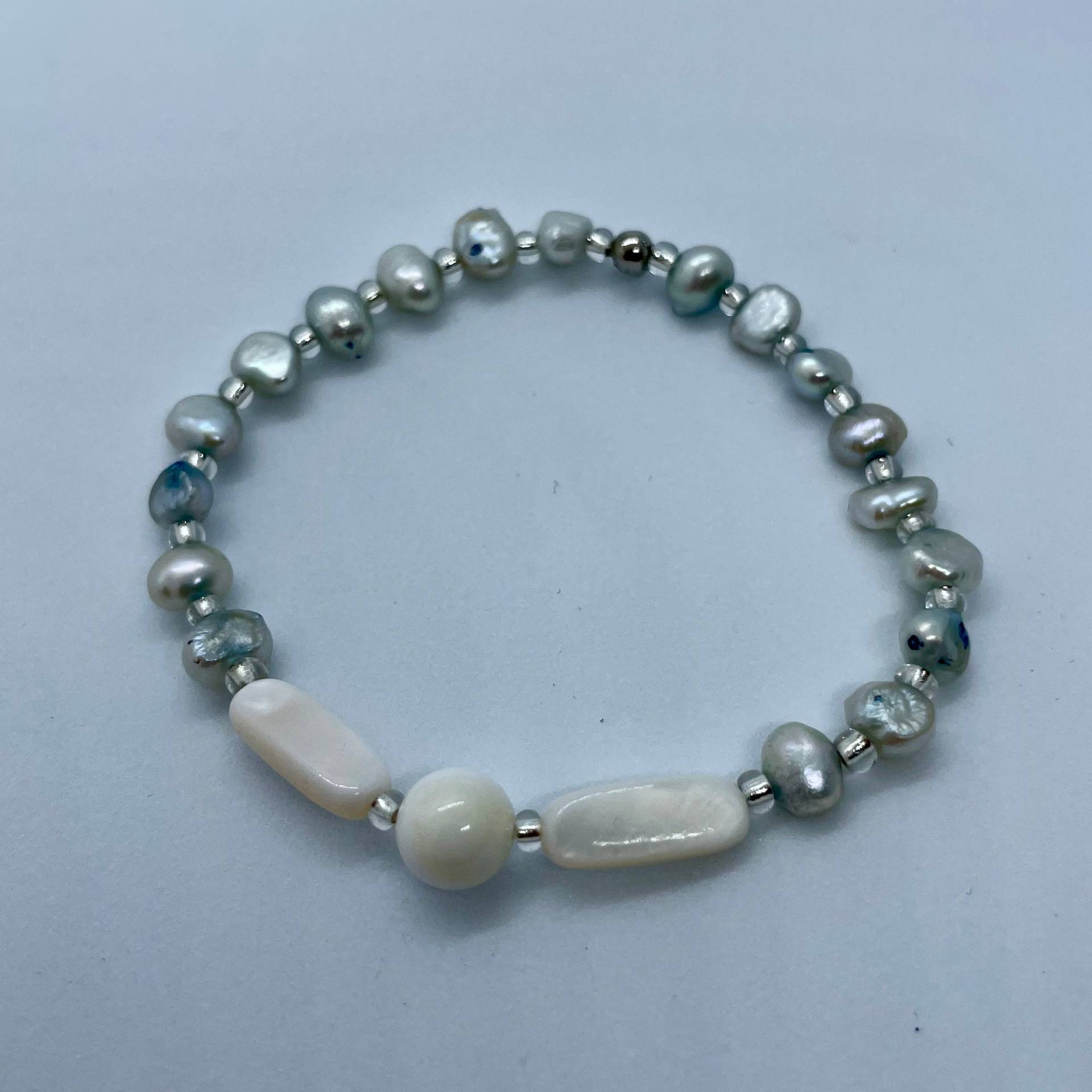 Handgefertigte Naturperlen Und Perlmuttperlenarmbänder von AgafiaHandmade