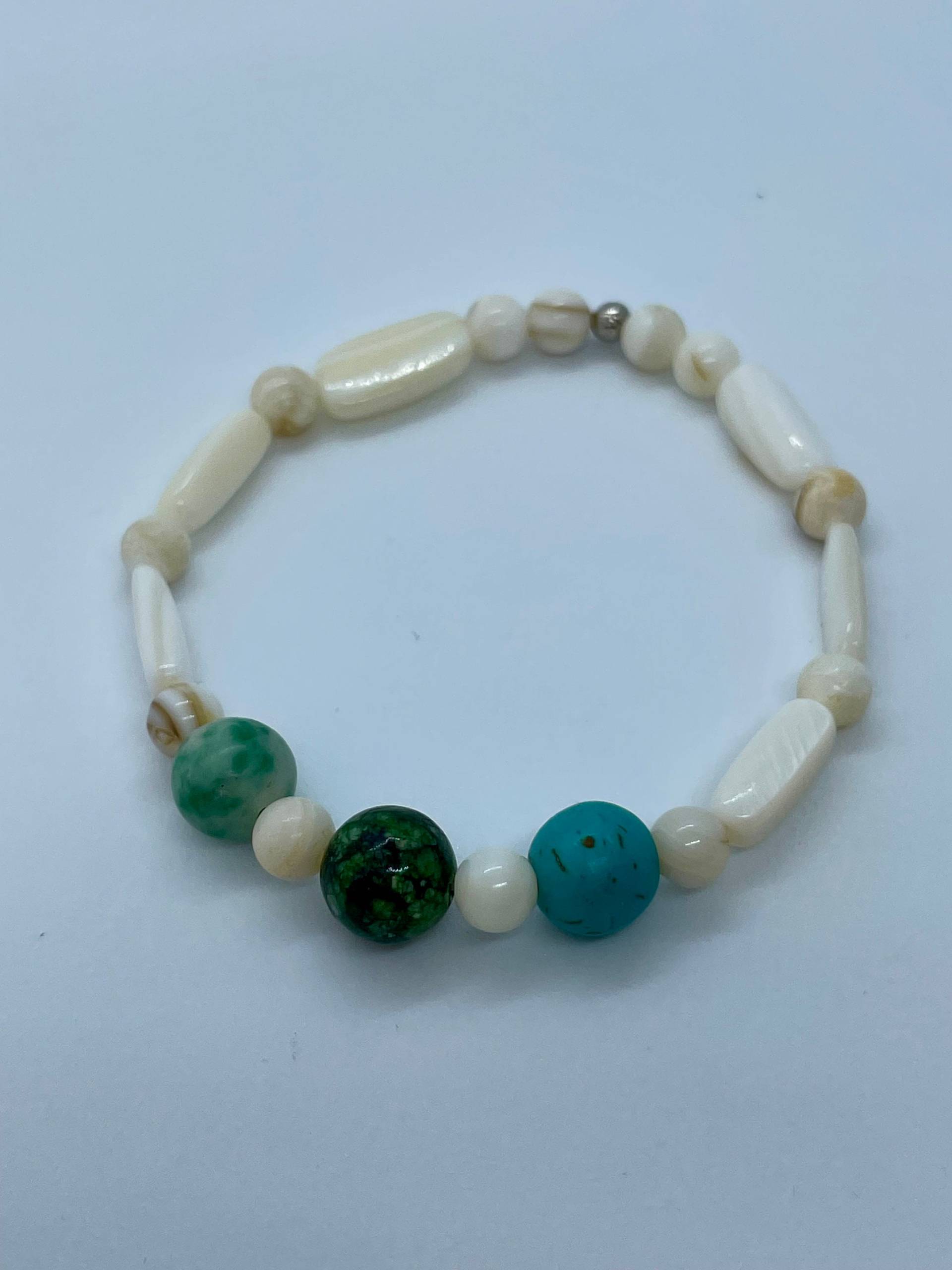 Handgemachte Armbänder Aus Türkis Und Perlmutt von AgafiaHandmade