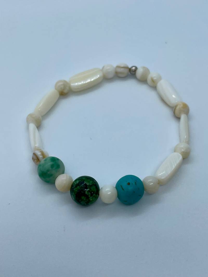 Handgemachte Armbänder Aus Türkis Und Perlmutt von AgafiaHandmade