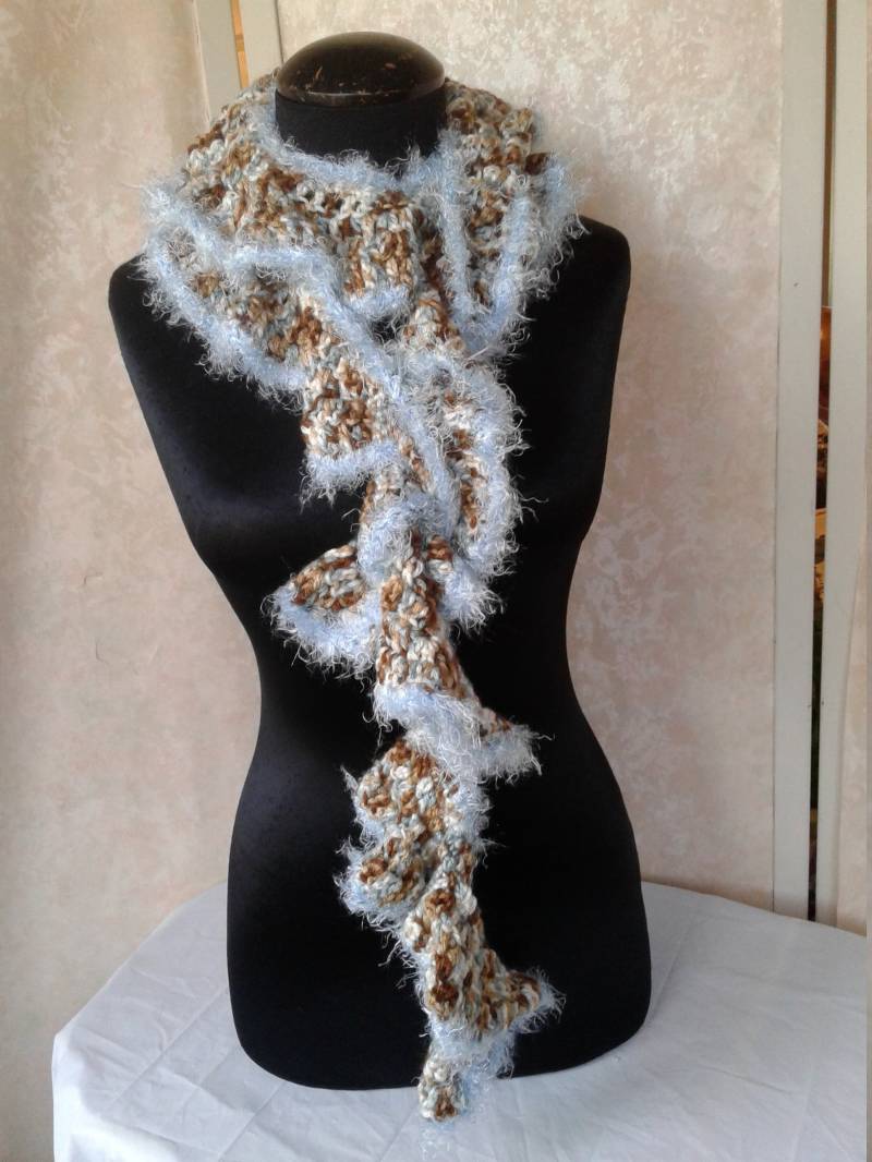 Neu Handgemachter Rüschen Häkelschal Braun, Creme & Blau Mit Fuzzy Border von AgainForYou