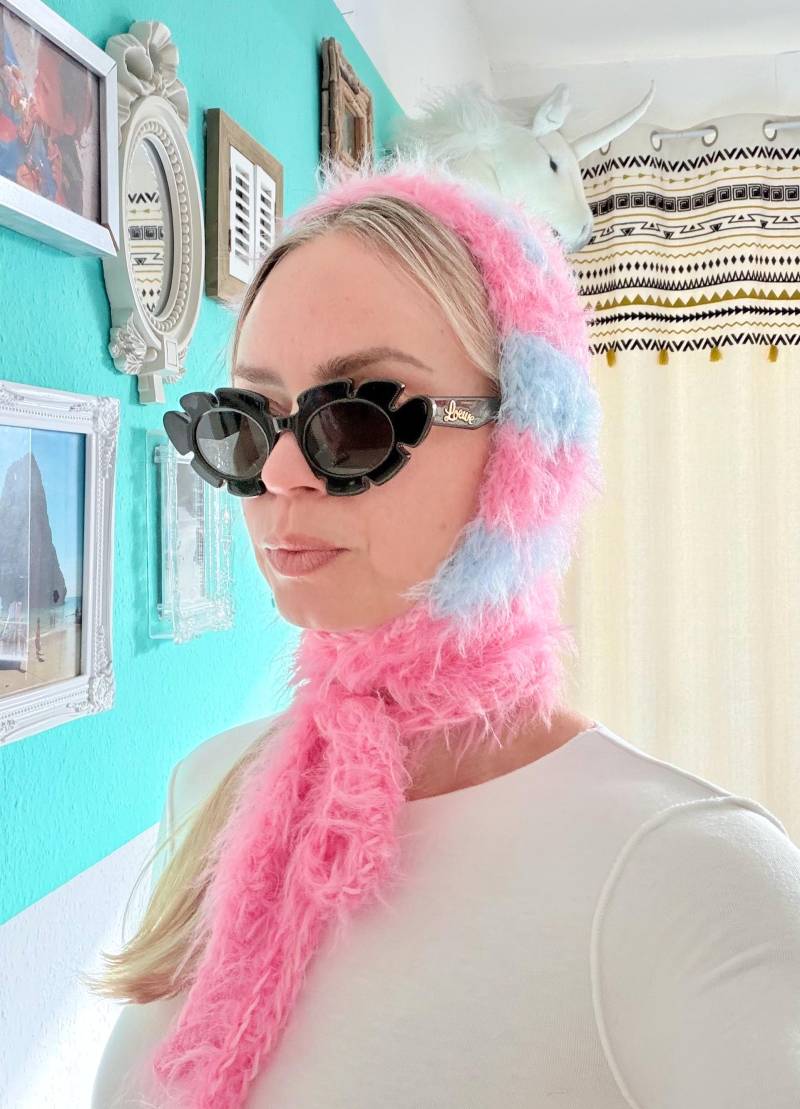 Flauschiges Bonnet in Rosa Und Hellblau von AgapiLab