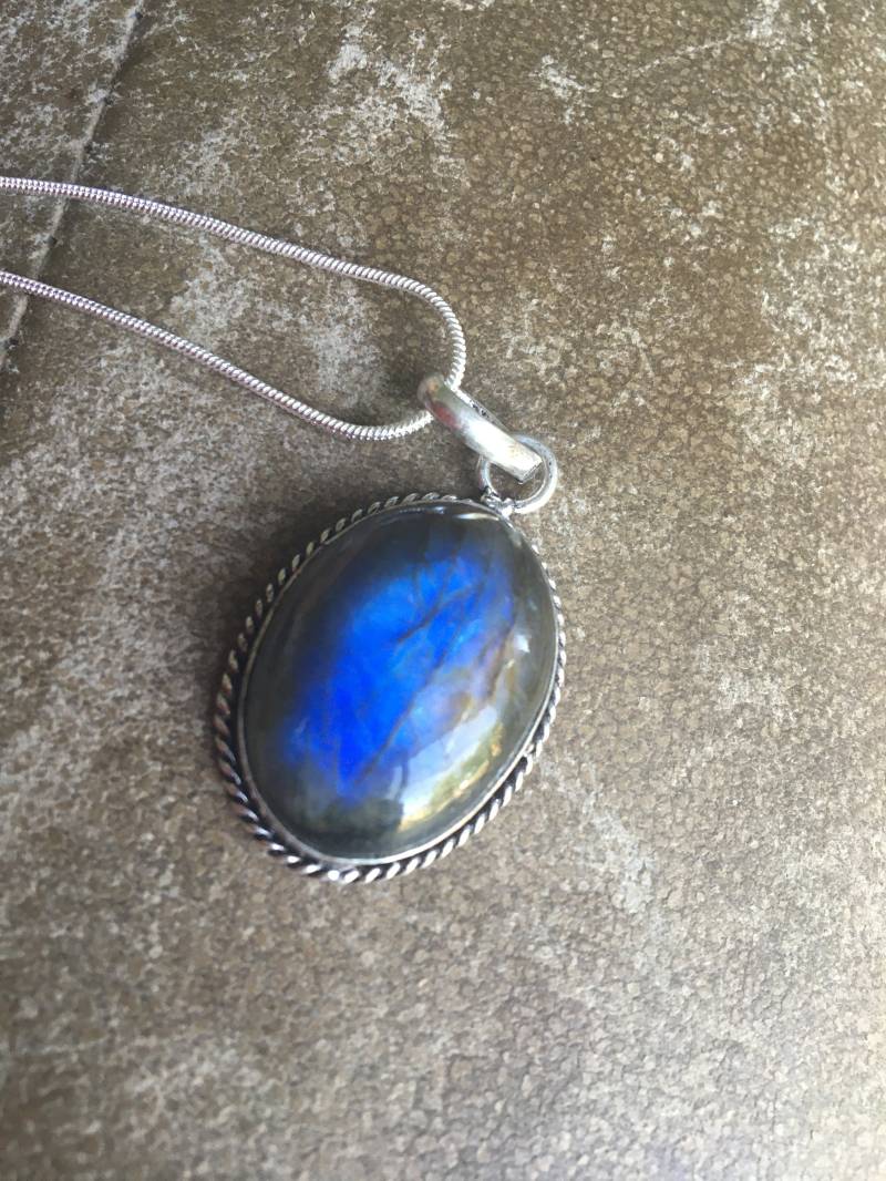 Angebot Schöne Oval Fiery Blau Labradorit Anhänger Halskette von AgateBeachcomber
