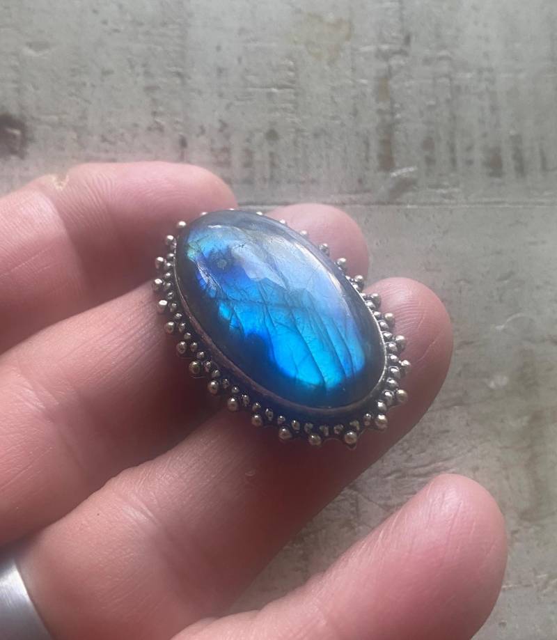 Feuerblau Länglicher Labradorit Ring - Größe 9, 5 | Foto von AgateBeachcomber