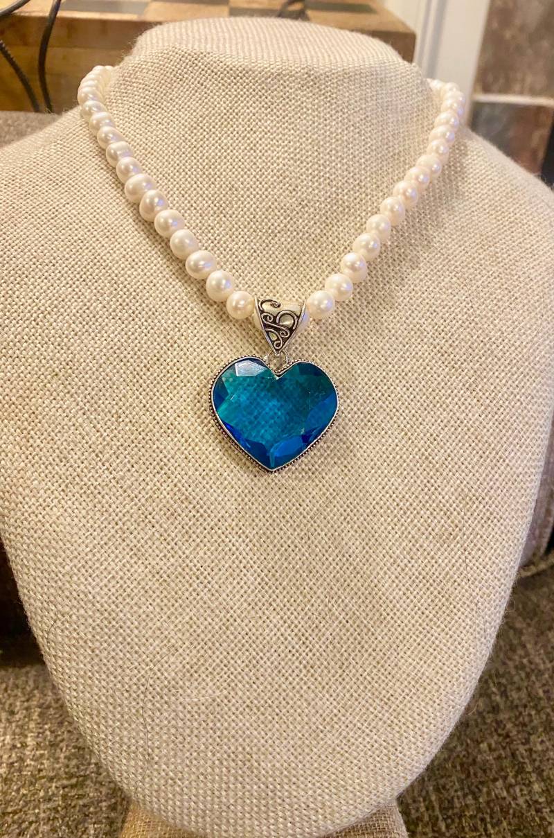 Sale Blauer Herzförmiger Apatit Anhänger + Weiß/Creme Zuchtperle Halskette - Weiße Creme Perlen Kette von AgateBeachcomber