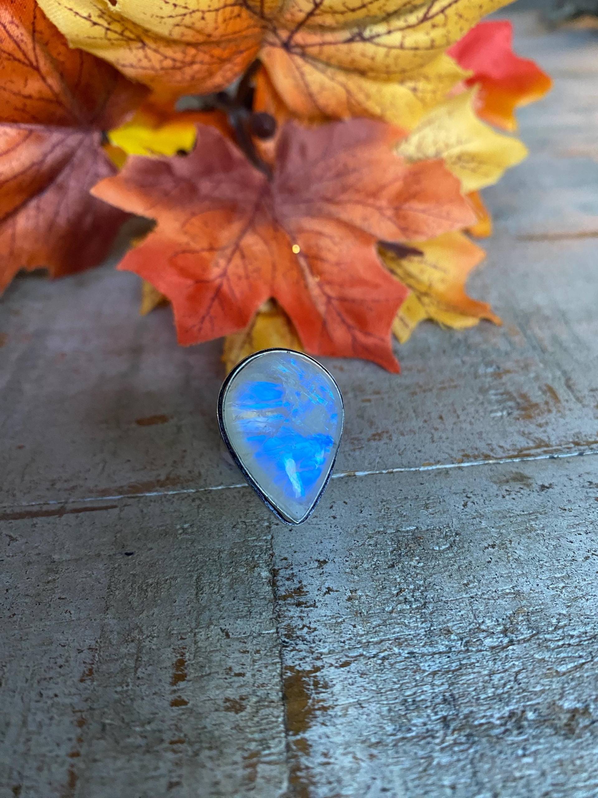Sale Einzigartiger Blauer Regenbogen Tropfen Form Mondstein Ring - -Silber Platte Größe 5 von AgateBeachcomber