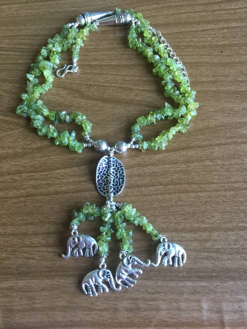 sterling Silber Peridot Halskette Elefant Anhänger, Handgefertigter Edelstein Schmuck von AgateBeachcomber