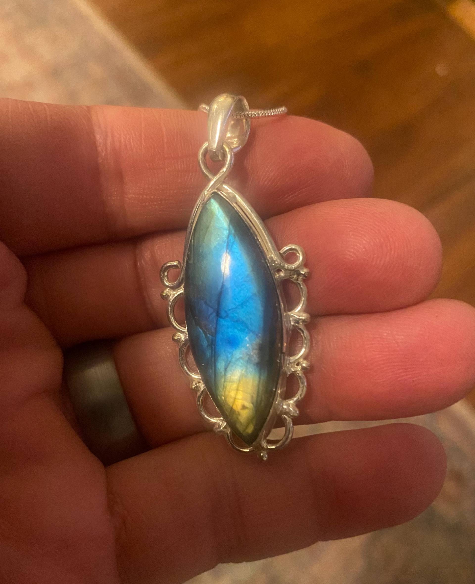 Schöne Tiefsee Blau Oval Labradorit Anhänger Halskette -Vintage von AgateBeachcomber