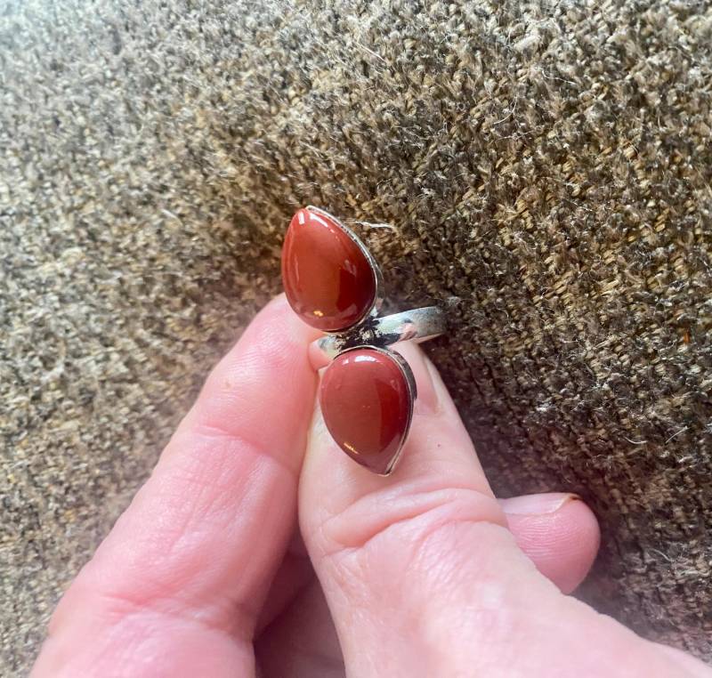 Schöner Doppel Mookait Tropfen Ring - Edelstein Sterling Silber Rote Farbe Größe 6, 5 von AgateBeachcomber