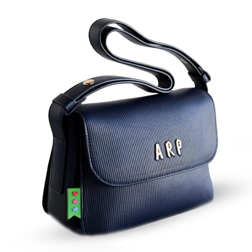 Agatha Ruiz de la Prada – Umhängetasche aus veganem Leder in Blau mit vertikalen Linienprägungen von Agatha Ruiz de la Prada