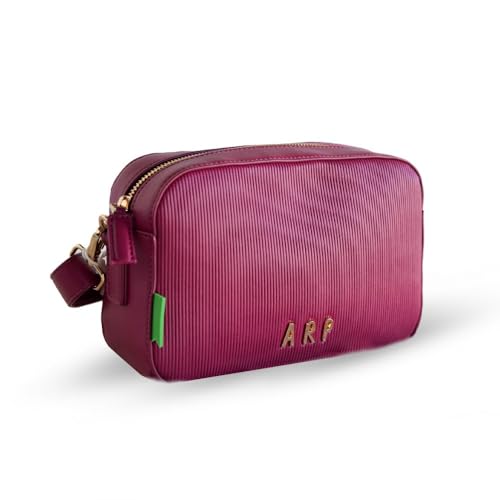 Agatha Ruiz de la Prada – Umhängetasche aus veganem Leder in Rosa mit Gravur vertikaler Linien von Agatha Ruiz de la Prada