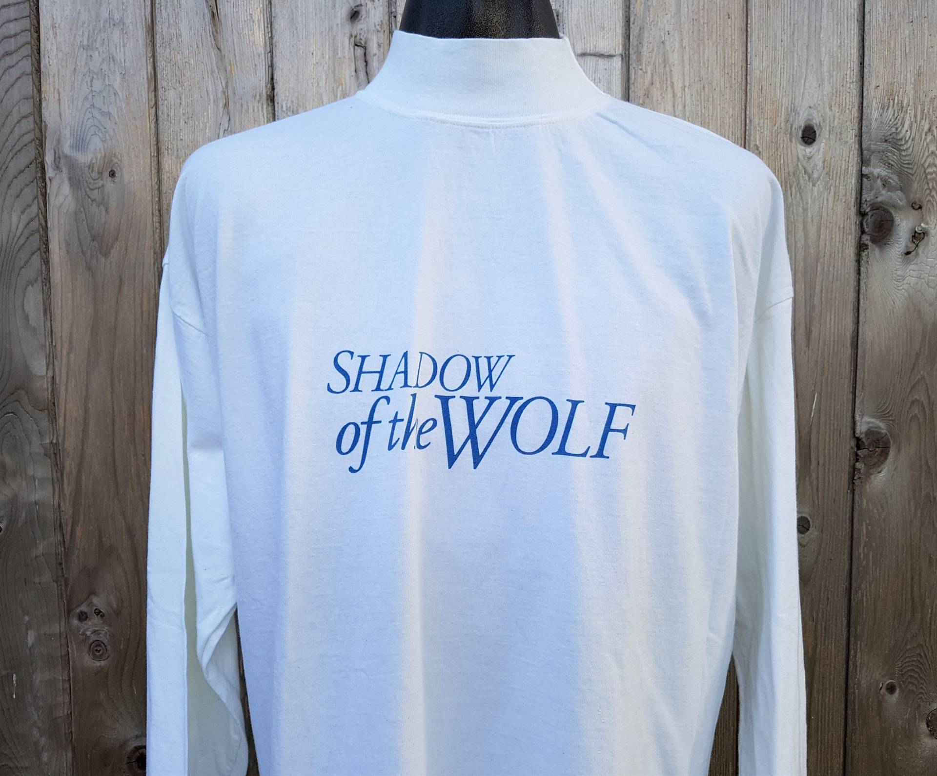 Vintage 90Er Jahre Shadow Of The Wolf Original 1992 Movie Promo Shirt - Seltenes Film-Crew-Oberteil Inuit Langarm Rollkragenpullover von AgeOfRewind