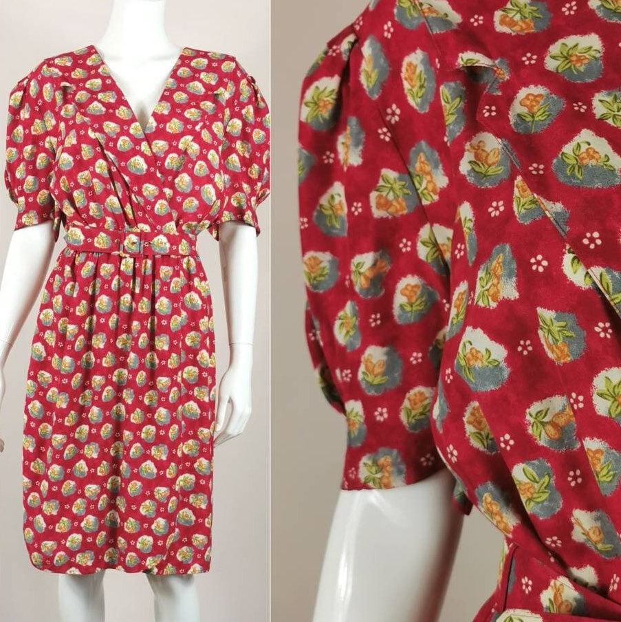 90S Vintage Blumen Wickelkleid - Rotes Teekleid Mit Gürtel Puffärmelkleid Tailliertes Tageskleid Anlasskleid M von AgeOfVintageUK