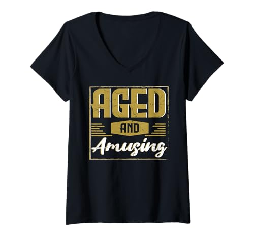 Damen Alter und amüsant Lustiger Humor für Freunde im Ruhestand für die Familie T-Shirt mit V-Ausschnitt Damen Alter und amüsant Lustiger Humor für Freunde im Ruhestand für die Familie T-Shirt mit V-Ausschnitt von Aged And Amusing Retirement Humor