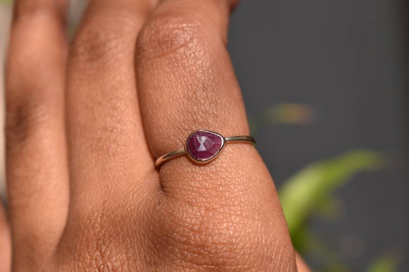 Natürlicher Rubin 925 Sterling Silber Ring Handgemacht Minimalist Us 7 Natürlicher Rubin 925 Sterling Silber Ring Handgemacht Minimalist Us 7 von Ageeza
