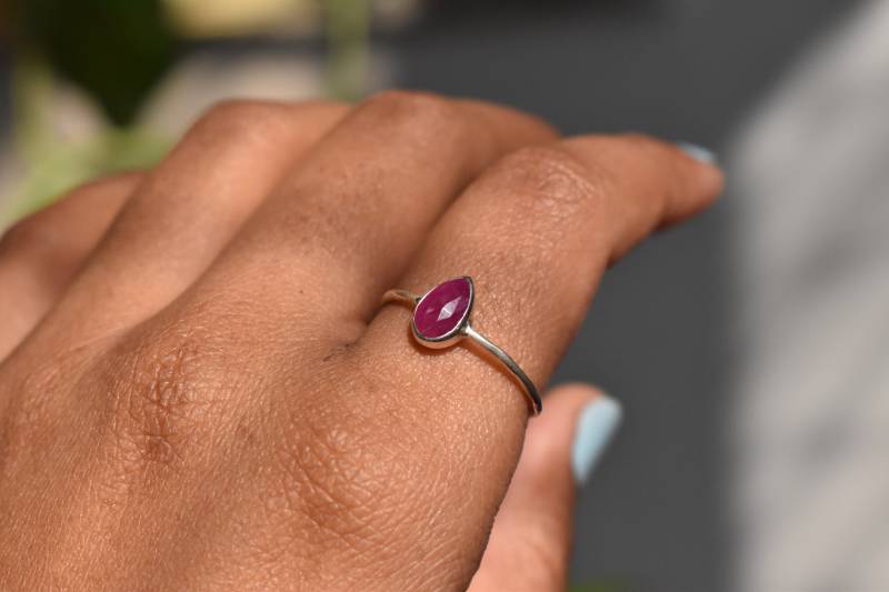 Natürlicher Rubin 925 Sterling Silber Ring - Minimalist Pear Stone, Us 8, 5 Natürlicher Rubin 925 Sterling Silber Ring - Minimalist Pear Stone, Us 8, 5 von Ageeza