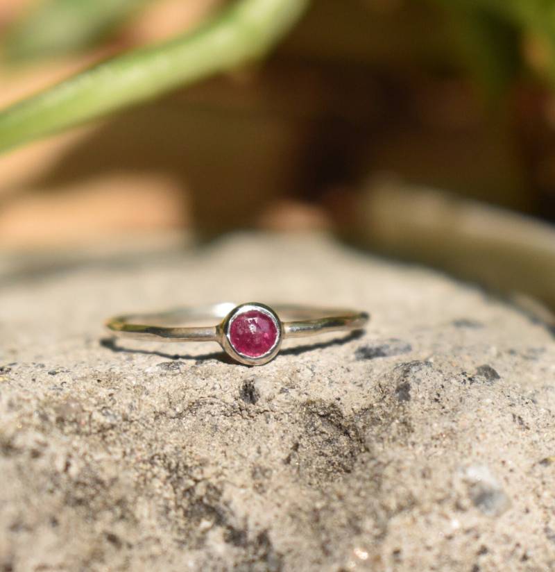 Zierlicher Natur Rubin Ring Handgemachtes 925 Sterling Silber Zierlicher Natur Rubin Ring Handgemachtes 925 Sterling Silber von Ageeza