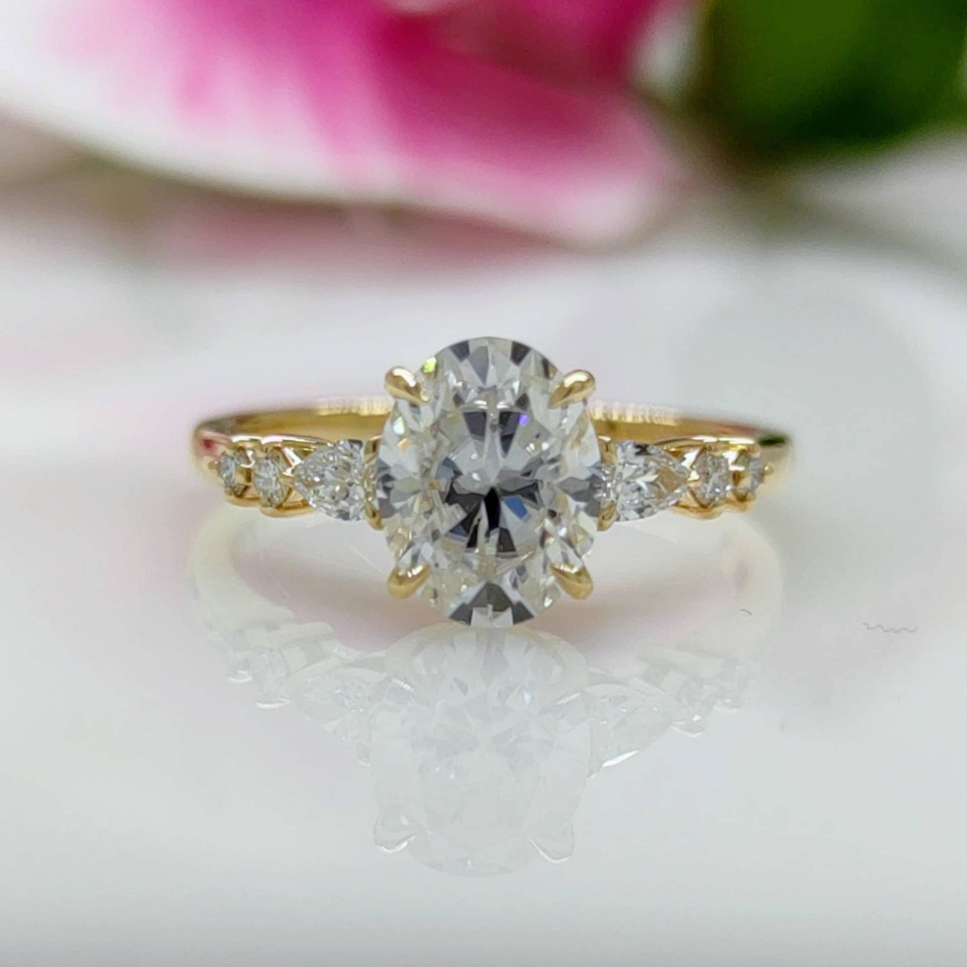 Emma Oval Moissanite Verlobungsring - Zierliche Birnenförmige Lab-Created Diamant Ring Platin Braut Set Gold Hochzeit Schmuck von AgiDesignCanada