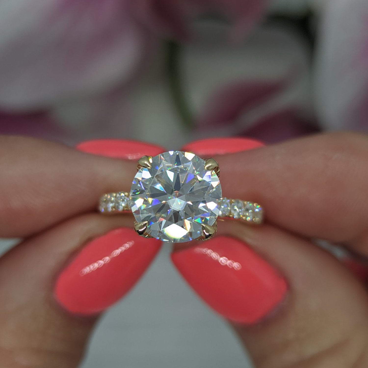 Nicole Round Forever One Moissanit Tulip Verlobungsring Mit Pave Lab-Kreierten Diamanten, Floraler Brautring, Zierlicher Solitär Ring von AgiDesignCanada