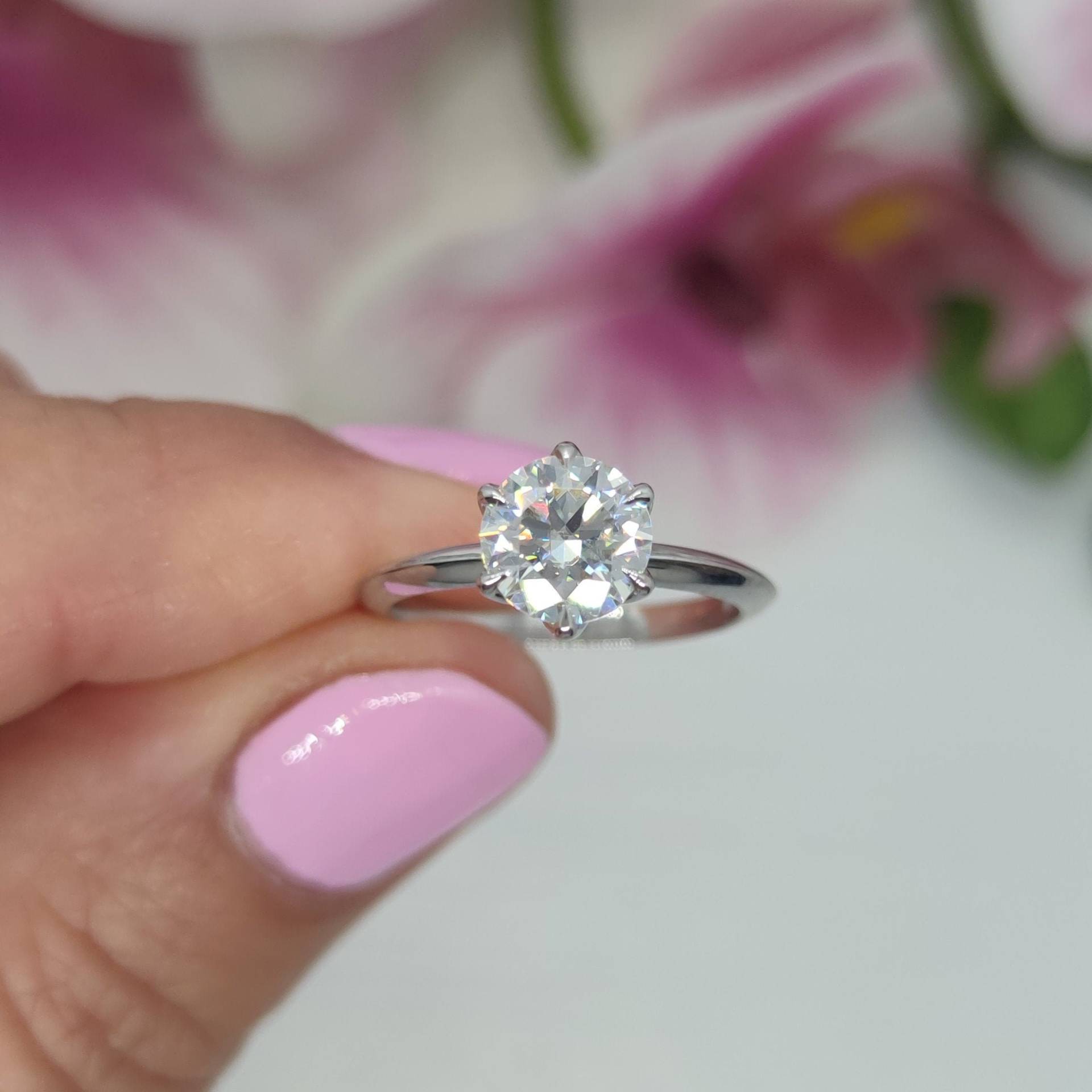 Noa Runder Moissanite Tulpe Verlobungsring, Pave Lab-Erstellt Diamanten Braut Set, Messerkante Weißgold Ring, Einzigartiger Floral Platin Ring von AgiDesignCanada