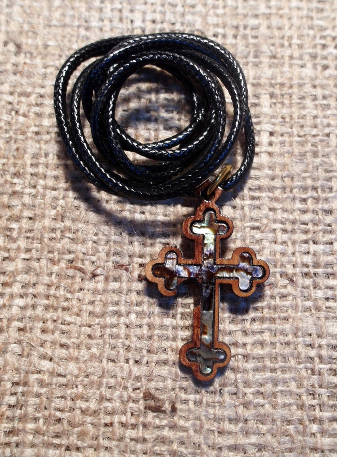 Holzkreuz Perlmutt Inlay, Lederkette von AgioErgo