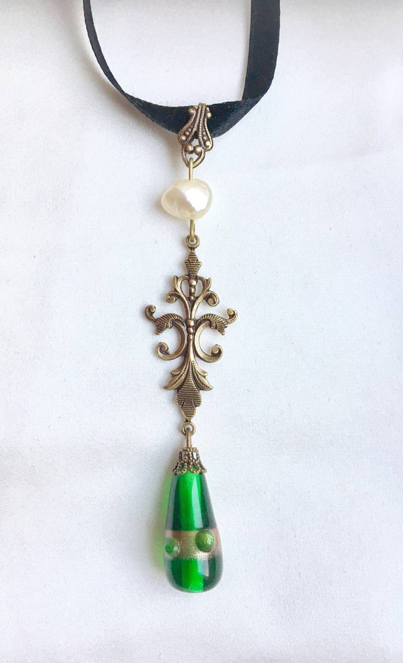 Grün-Goldener Lampwork Glastropfen Mit Antikgold Und Zuchtperlen Anhänger Grün-Goldener Lampwork Glastropfen Mit Antikgold Und Zuchtperlen Anhänger von AgnesPurcellJewels