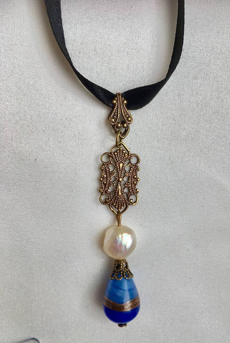 Himmelblaue Und Goldene Glasperle, Zuchtperle Filigraner Anhänger Himmelblaue Und Goldene Glasperle, Zuchtperle Filigraner Anhänger von AgnesPurcellJewels