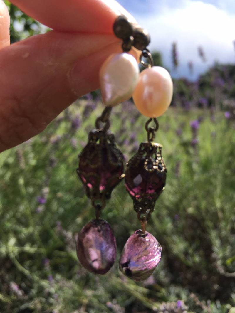Lila Und Silberfolie Rautenförmige Glaskissenohrringe, Mit Lila Glasperle Zuchtperle von AgnesPurcellJewels