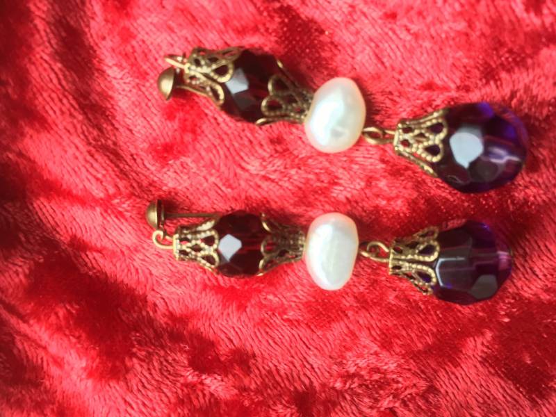 Perle Und Lila Rote Glasohrring Perle Und Lila Rote Glasohrring von AgnesPurcellJewels