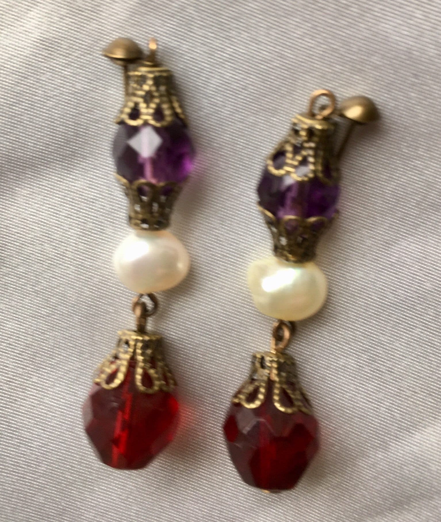 Perle Und Rote Lila Glasohrring Perle Und Rote Lila Glasohrring von AgnesPurcellJewels