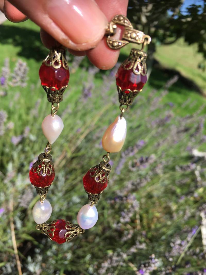 Rubinrot Glas Armband Mit Rosa/Grau Kultiviert Perlen Und Filigrane Rubinrot Glas Armband Mit Rosa/Grau Kultiviert Perlen Und Filigrane von AgnesPurcellJewels