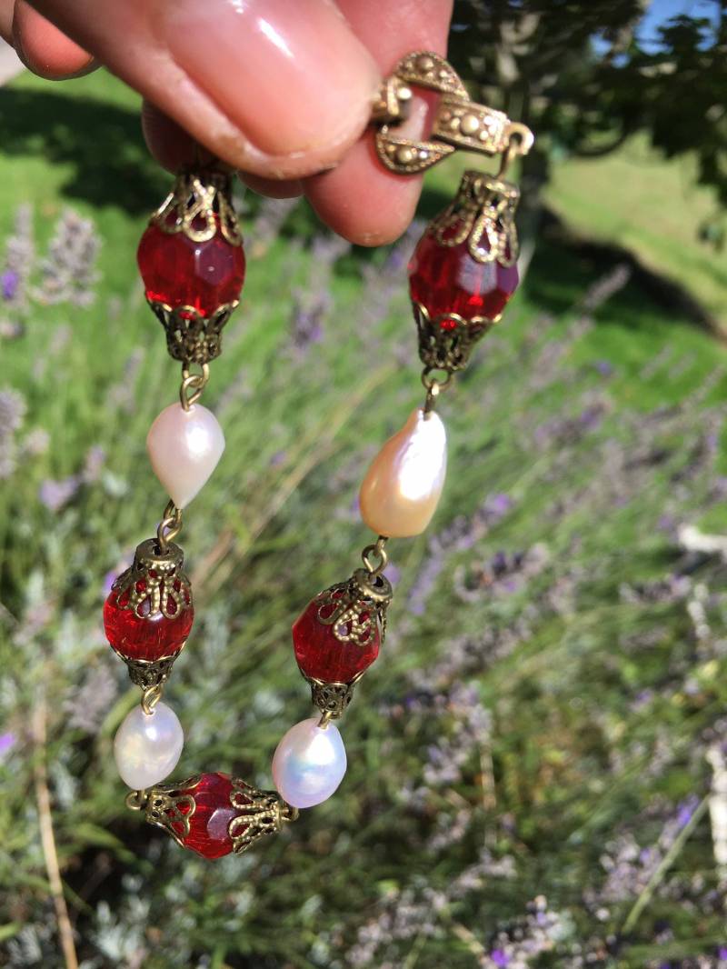 Rubinrotes Glasarmband Mit Rosa/ Grauen Zuchtperlen Und Filigranem Armband von AgnesPurcellJewels