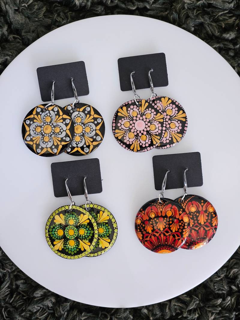 Handbemalte Mandala Ohrstecker Mit Punkten - Boho Schmuck Für Mutter Und Freundinnen Geschenk Zum Jahrestag von AgniiKala