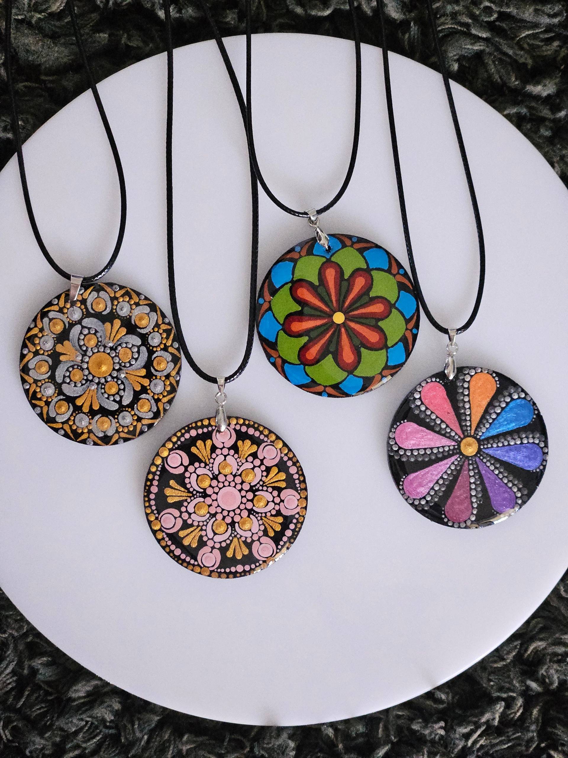 Handbemalter Mandala Anhänger - Boho Schmuck Für Mutter Und Freundinnen Geschenk Zum Jahrestag von AgniiKala
