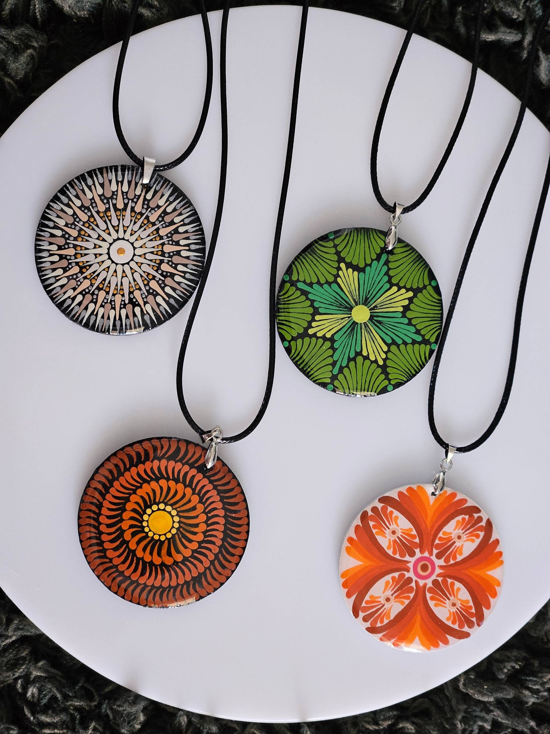 Handbemalter Mandala Anhänger - Boho Schmuck Für Mutter Und Freundinnen Geschenk Zum Jahrestag von AgniiKala