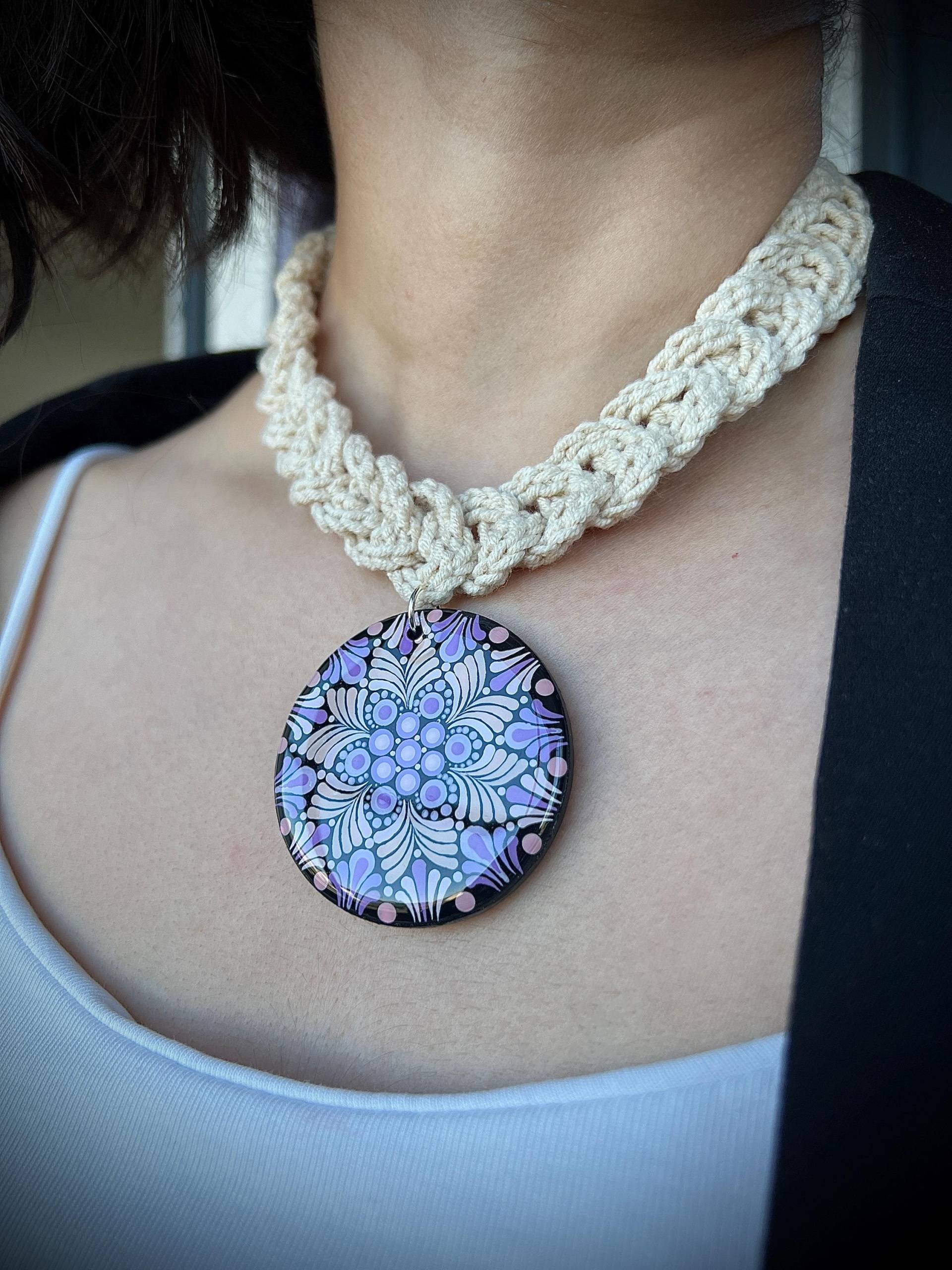 Handbemalter Mandala Anhänger in Lavendel Farbe Gepaart Mit Einer Gehäkelten Halskette, Resin Coated Boho Schmuck Handbemalter Mandala Anhänger in Lavendel Farbe Gepaart Mit Einer Gehäkelten Halskette, Resin Coated Boho Schmuck von AgniiKala