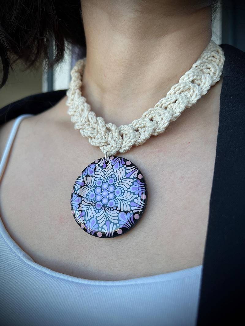 Handbemalter Mandala Anhänger in Lavendel Farbe Gepaart Mit Einer Gehäkelten Halskette, Resin Coated Boho Schmuck Handbemalter Mandala Anhänger in Lavendel Farbe Gepaart Mit Einer Gehäkelten Halskette, Resin Coated Boho Schmuck von AgniiKala