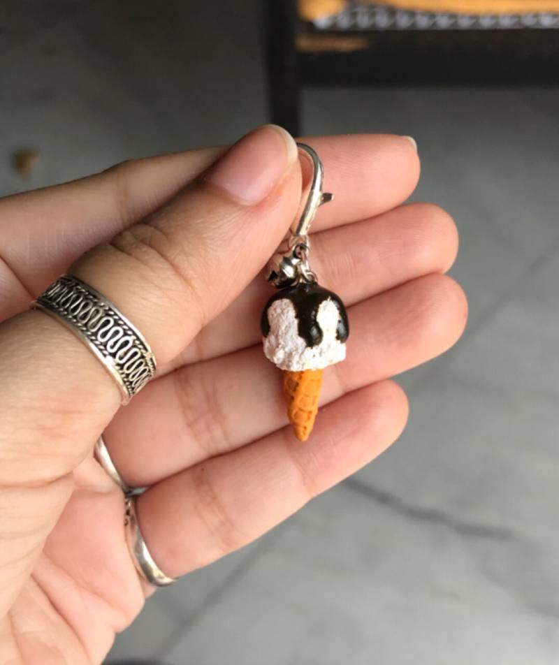 Mini Eis in Waffeltüten Anhänger, Polymer Clay Miniatur Essen Planer Anhänger von AgnikaCreations