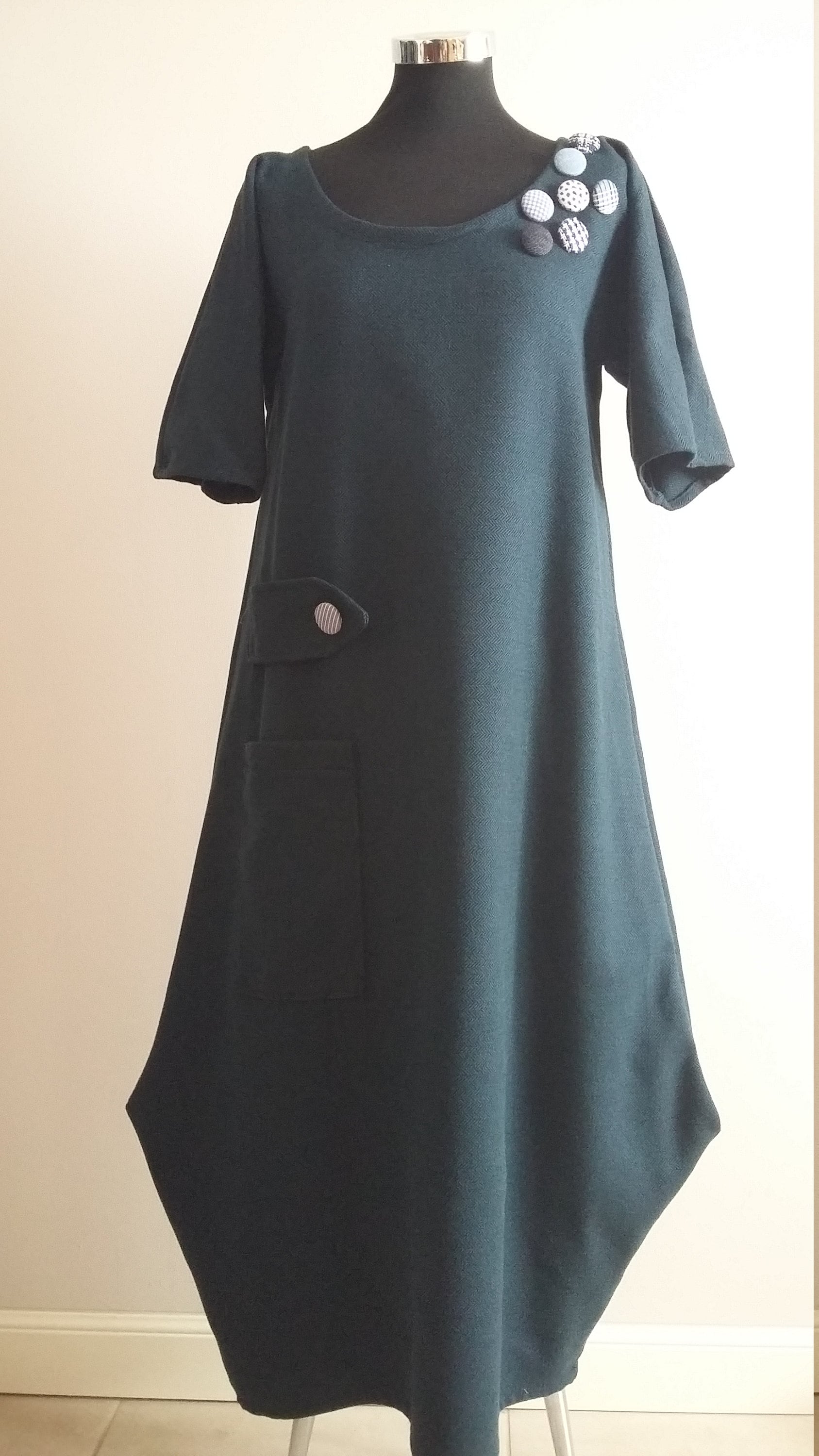 Kleid Mit Knöpfen An Der Schulter Kleid Mit Knöpfen An Der Schulter von AgoeSimo