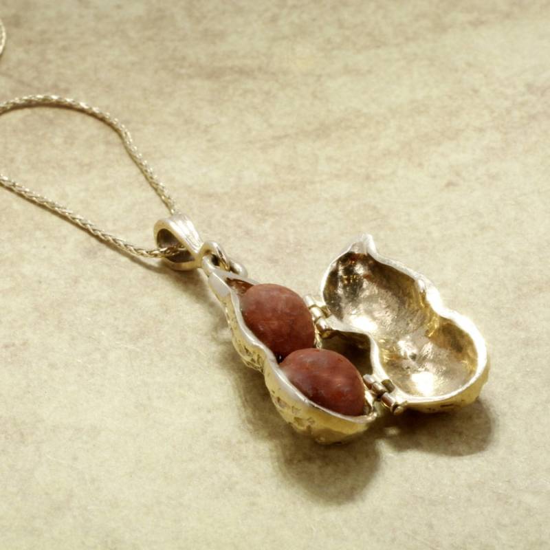 14Kt Gold Peanut Medaillon Halskette Hand Geschnitzte Jaspis Erdnüsse von Agrijewelry