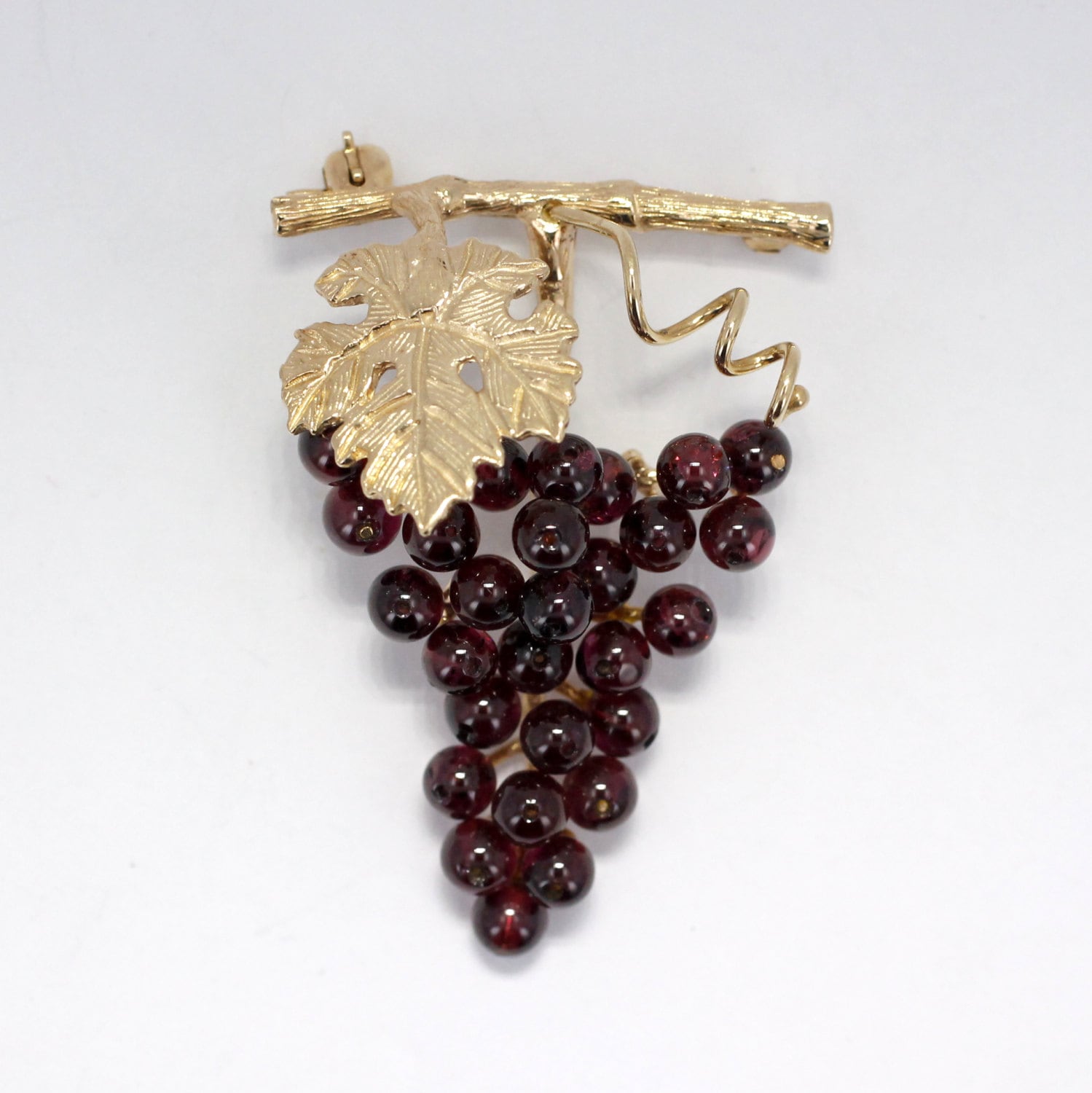14Kt Vergoldete Trauben-Brosche Rote Granat-Ranke Anstecknadel 14Kt Vergoldete Trauben-Brosche Rote Granat-Ranke Anstecknadel von Agrijewelry