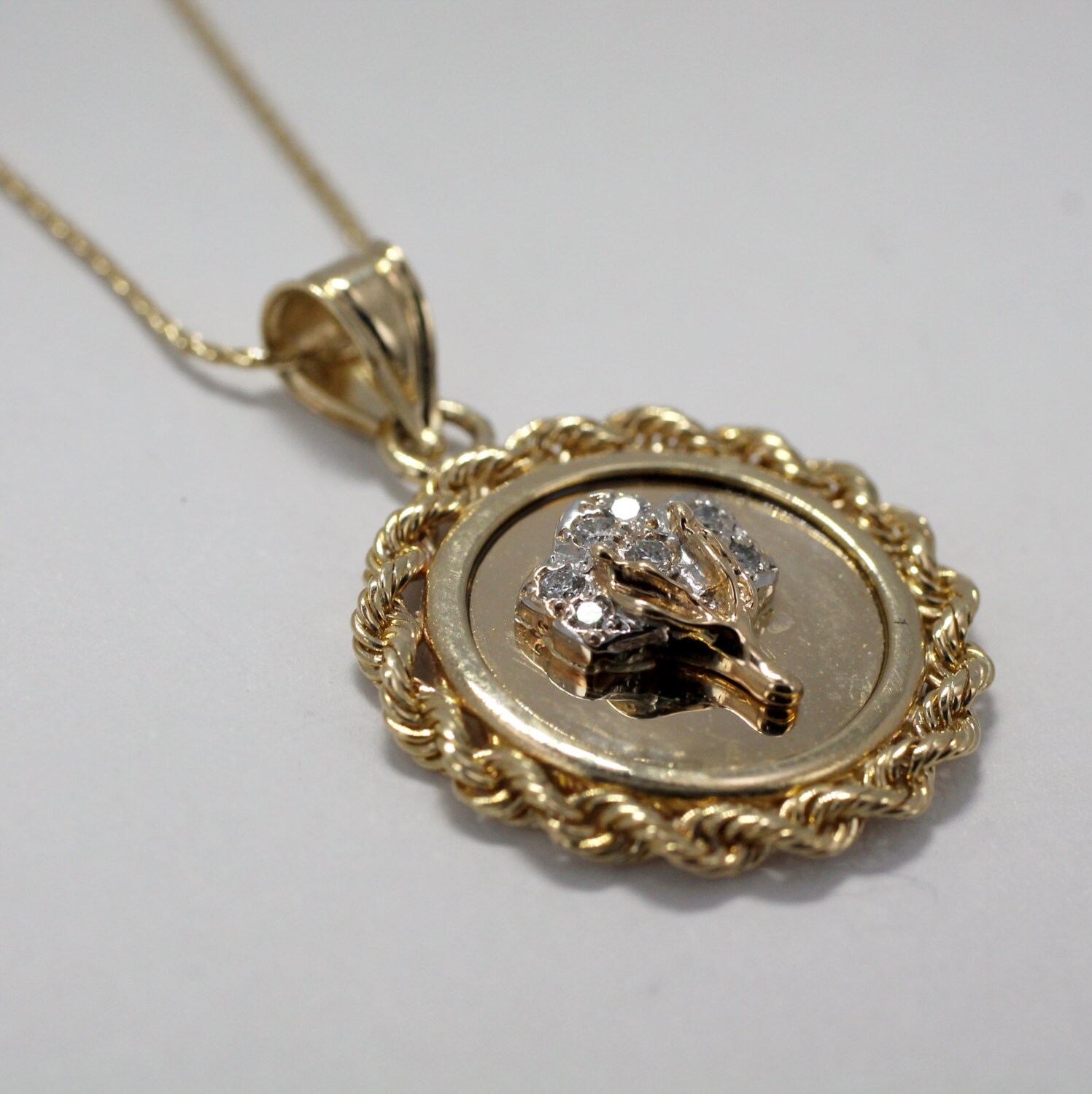 14Kt Gold Diamant Cotton Boll Halskette 2 Jahre Jahrestag Medaillon Anhänger 14Kt Gold Diamant Cotton Boll Halskette 2 Jahre Jahrestag Medaillon Anhänger von Agrijewelry