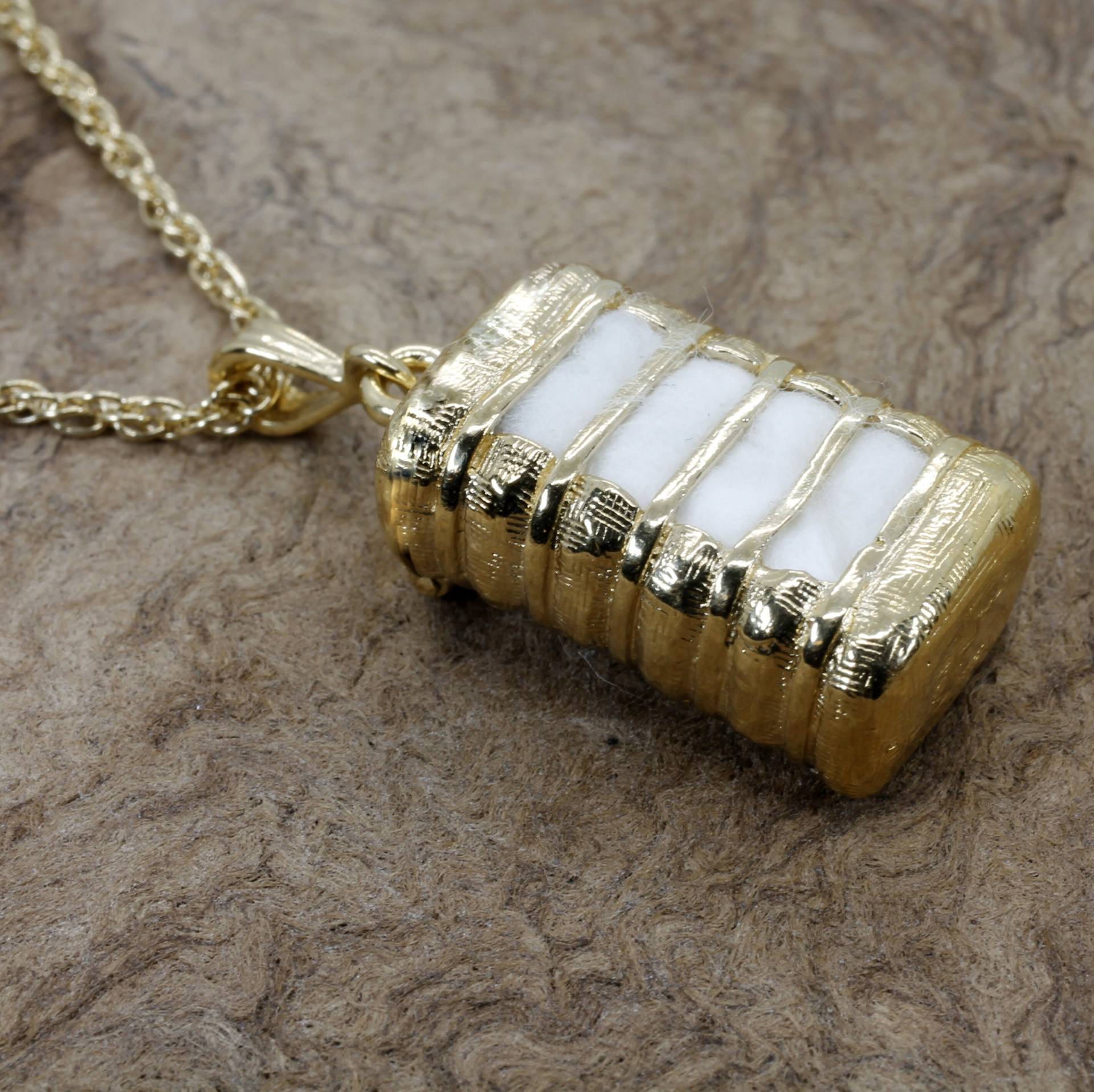 Baumwoll-Jubiläumsgeschenk, Großes 14Kt Gold Vermeil-Baumwollballen-Medaillon Für Baumwollbauern, Baumwoll-Gin-Geschenk, Südliches Geschenk Baumwoll-Jubiläumsgeschenk, Großes 14Kt Gold Vermeil-Baumwollballen-Medaillon Für Baumwollbauern, Baumwoll-Gin-Geschenk, Südliches Geschenk von Agrijewelry