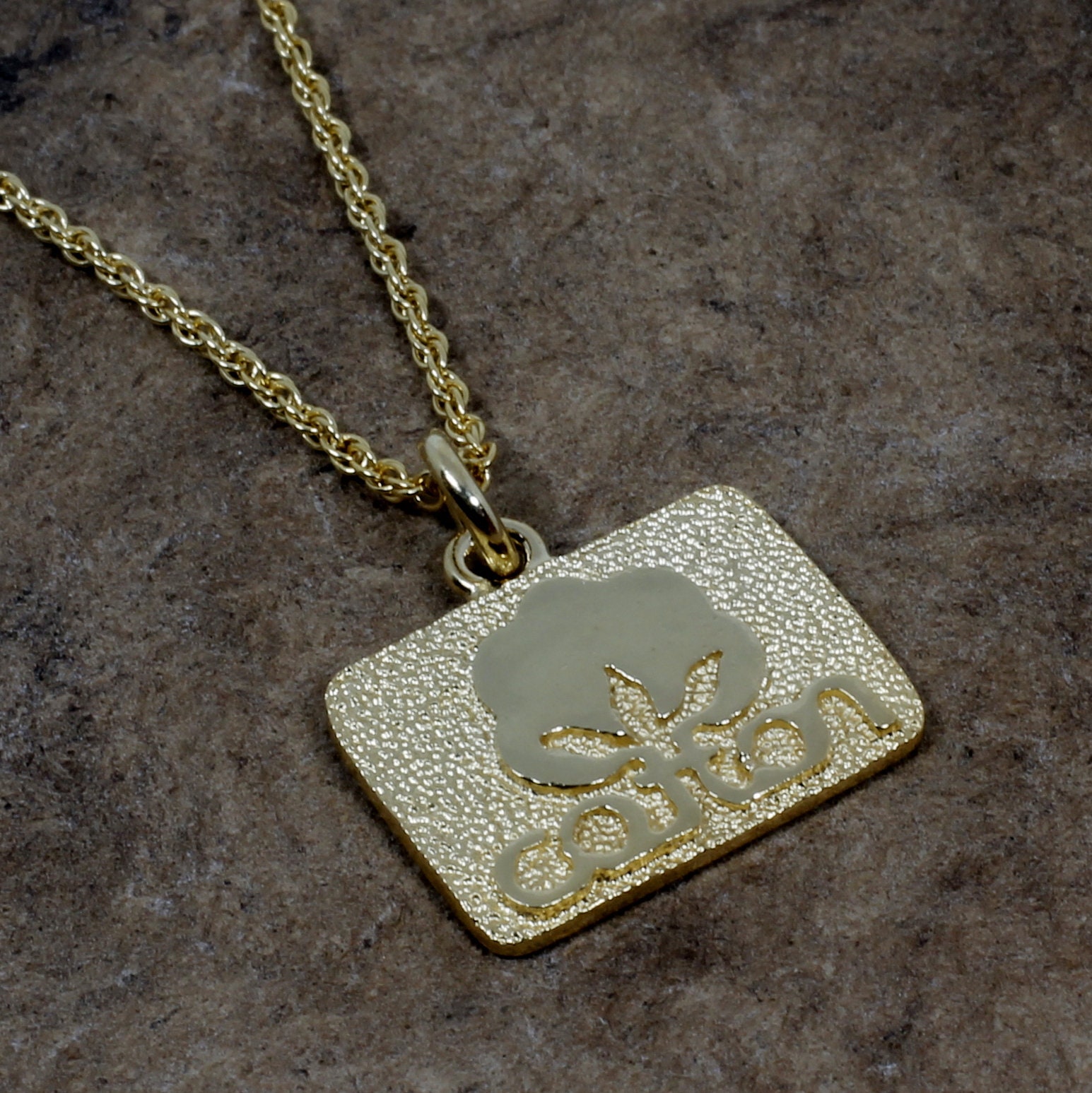 Gold Vermeil Cotton Inc Logo-Halskette Offiziel Lizensiertes Geschenk Alle Edelmetalle Gold Vermeil Cotton Inc Logo-Halskette Offiziel Lizensiertes Geschenk Alle Edelmetalle von Agrijewelry